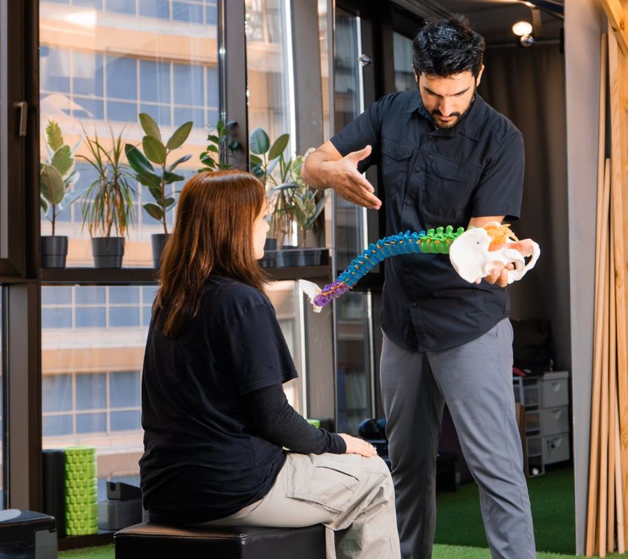 Physiotherapeutische Mobilisation am Behandlungsraum mit Fensterfront