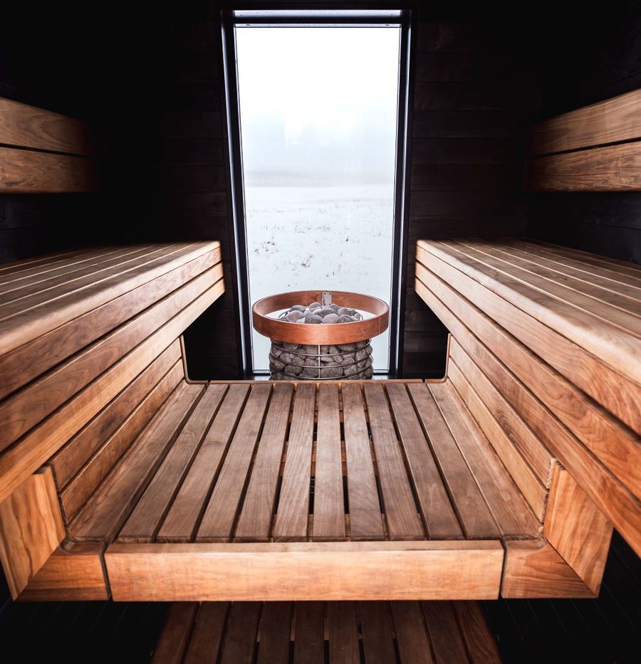 Saunakabine aus Holz mit Fensterblick ins Freie