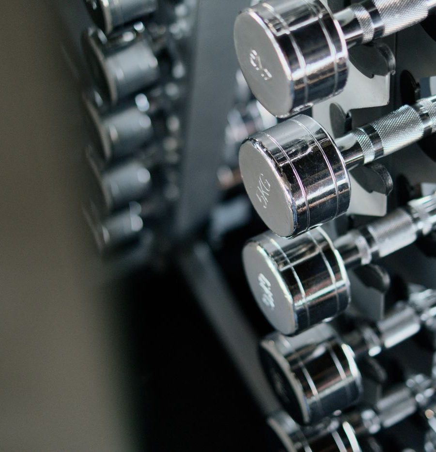 Detailaufnahme eines Kurzhantel-Racks